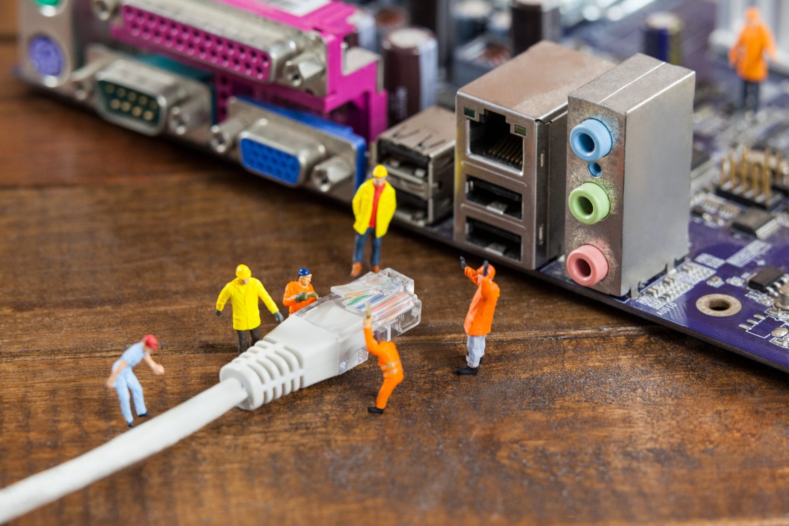 Des minis personnages qui gèrent un branchement dans l'agence informatique Hubcode