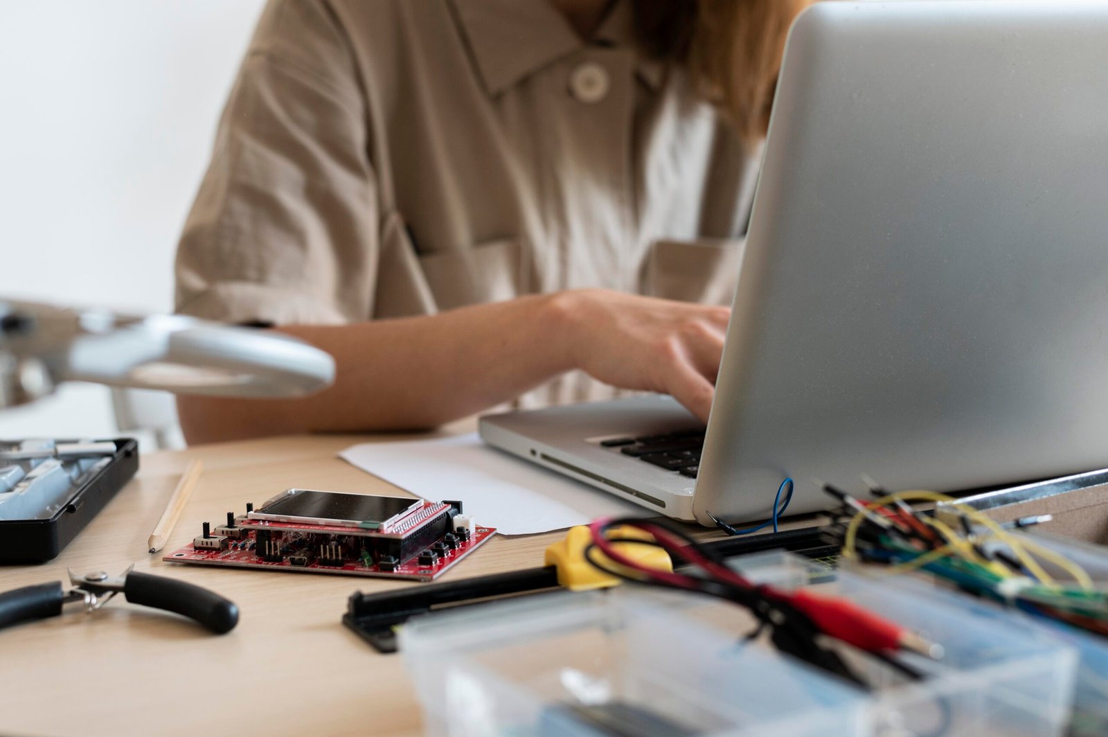 Une personne qui travaille sur pc Hubcode en agence informatique metz