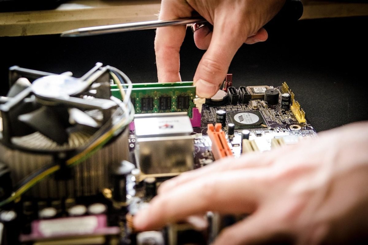 Assemblage_ordinateur personne qui répare un pc metz